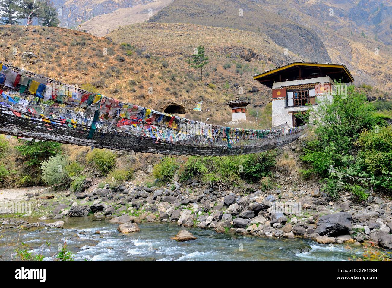 Vista parziale del Ponte della catena di ferro, noto anche come Ponte Tamchoe o Tachog Lhakhang, attraversa il Paro Chhu (fiume) fino allo Dzong, Chokha, Bhutan Foto Stock