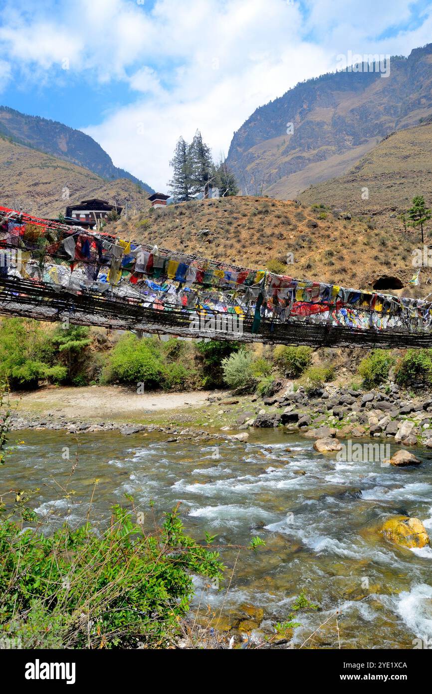 Vista parziale del Ponte della catena di ferro, noto anche come Ponte Tamchoe o Tachog Lhakhang, attraversa il Paro Chhu (fiume) fino allo Dzong, Chokha, Bhutan Foto Stock