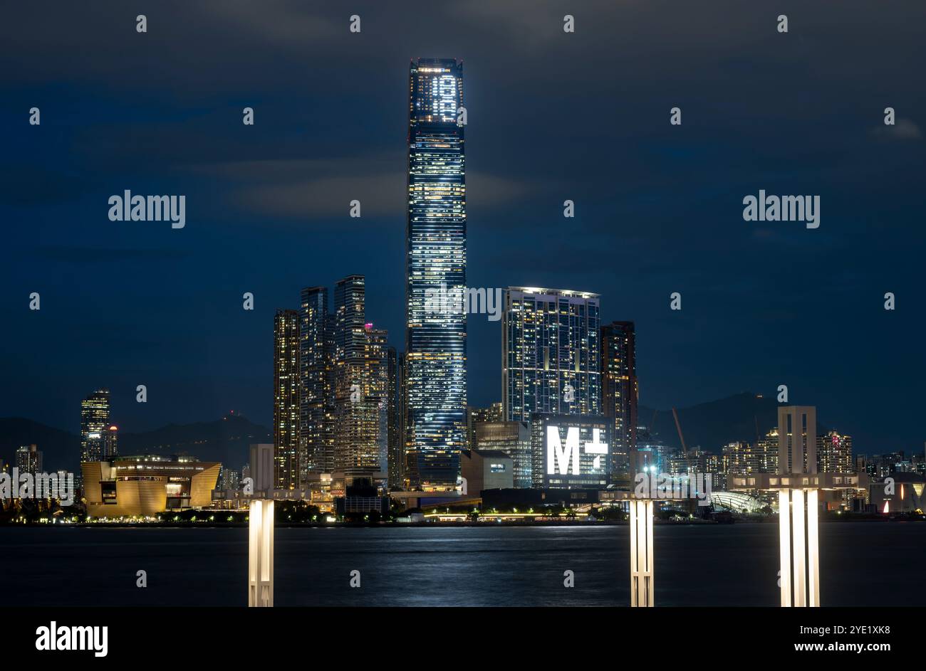 L'ICC International Commerce Centre e il nuovissimo museo M+ di cultura visiva di Hong Kong, Victoria Harbour, Hong Kong, Cina. Foto Stock