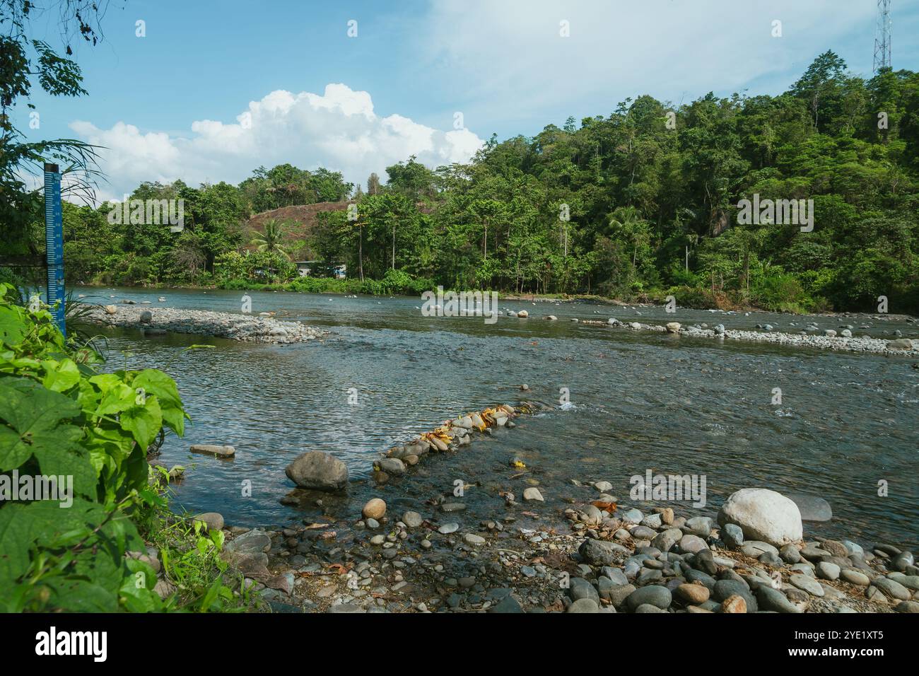 L'acqua del fiume si sta ritirando ed è al di sotto del livello dell'acqua di allerta. sembra un sacco di rocce fluviali Foto Stock