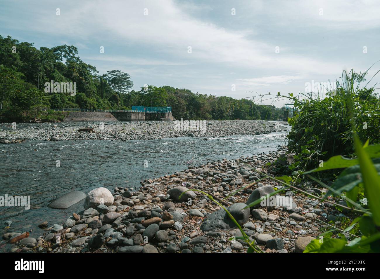 Diga di Lamasi sul fiume Batusitanduk, Walenrang, Sulawesi meridionale, Indonesia. L'acqua del fiume si vede svanire e riempita di pietre del fiume Foto Stock