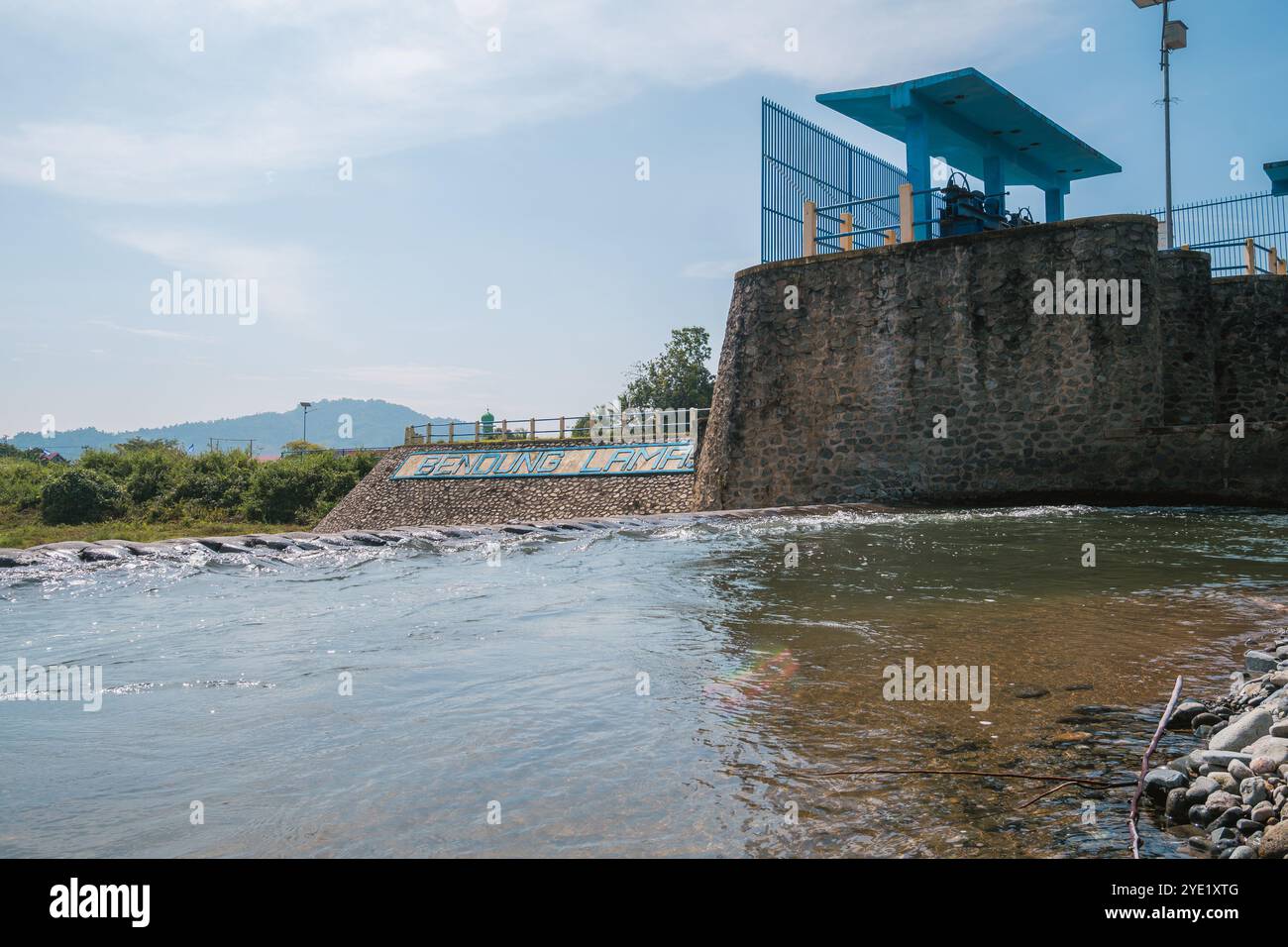 Diga di Lamasi sul fiume Batusitanduk, Walenrang, Sulawesi meridionale, Indonesia. L'acqua del fiume si vede svanire e riempita di pietre del fiume Foto Stock