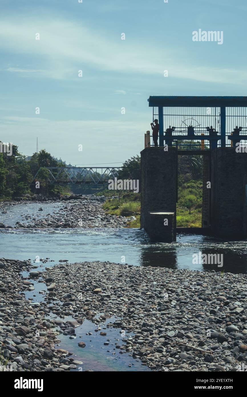 Diga di Lamasi sul fiume Batusitanduk, Walenrang, Sulawesi meridionale, Indonesia. L'acqua del fiume si vede svanire e riempita di pietre del fiume Foto Stock