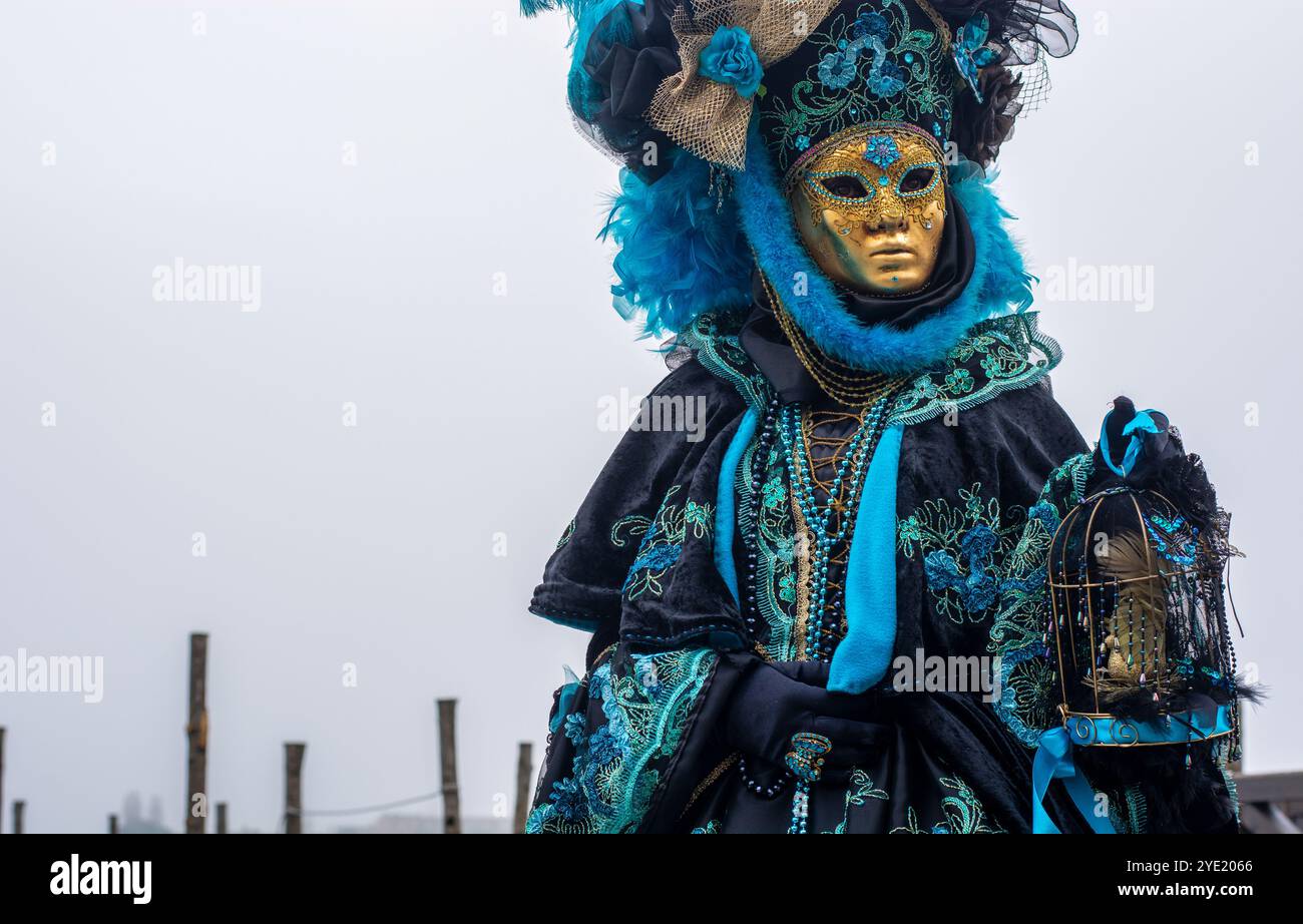 Una spettacolare maschera di carnevale sbarca a Venezia in Piazza San Marco Foto Stock