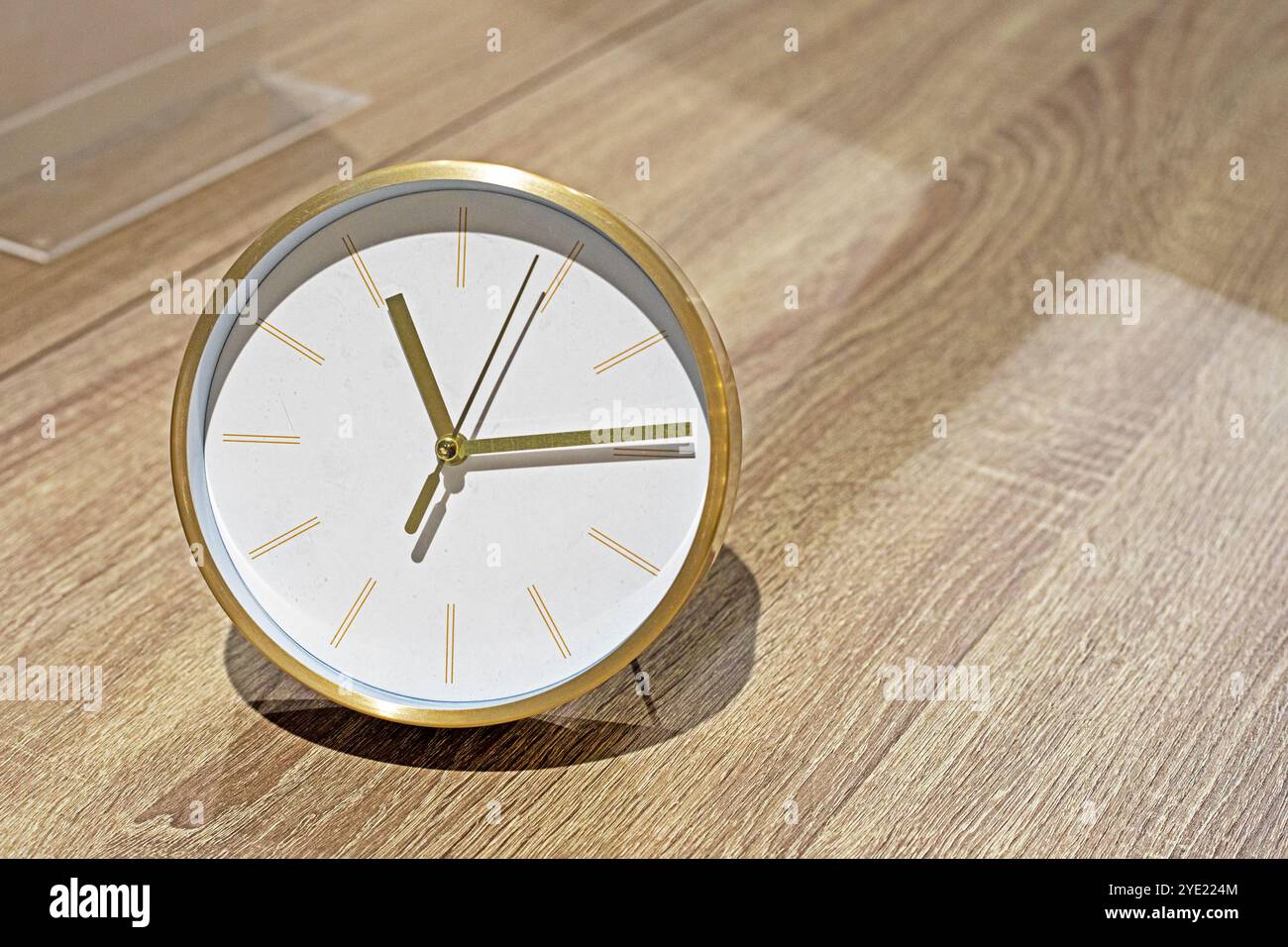 orologio sul tavolo. Modifica dell'orologio in inverno e in estate. routine quotidiana. Orologio interno Foto Stock