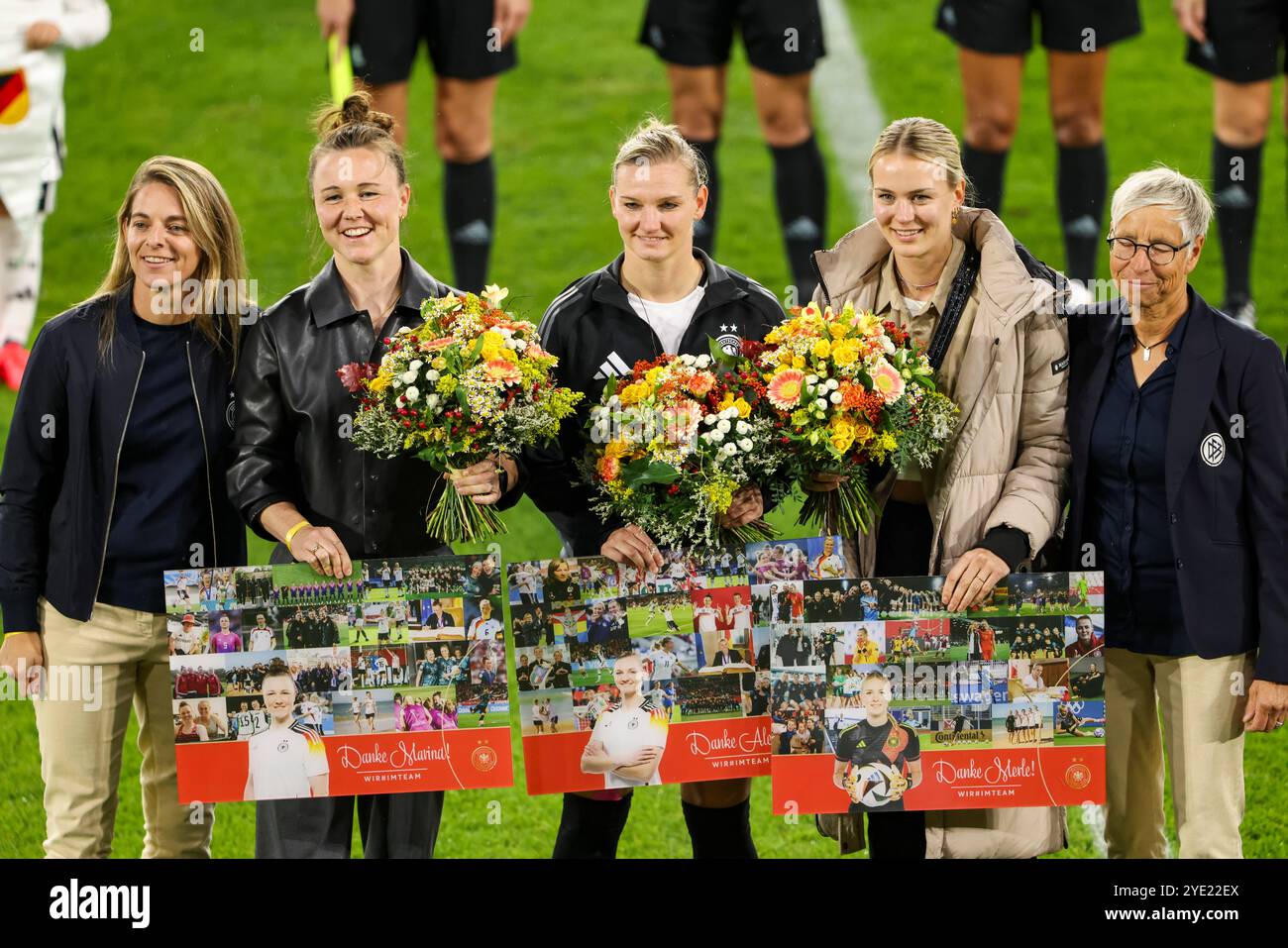Duisburg, Germania. 28 ottobre 2024. Calcio, donne: Partite internazionali, Germania - Australia, Schauinsland-Reisen-Arena, Nia Künzer, direttore sportivo della squadra nazionale femminile DFB, Marina Hegering, Alexandra Popp, Merle Frohms e Sabine Mammitzsch, Vice Presidente DFB per il calcio femminile e femminile (l-r) stanno insieme in campo. Popp è onorata per il suo tempo con la nazionale e lascia la nazionale femminile della DFB dopo la sua 145a partita internazionale. Crediti: Christoph Reichwein/dpa/Alamy Live News Foto Stock