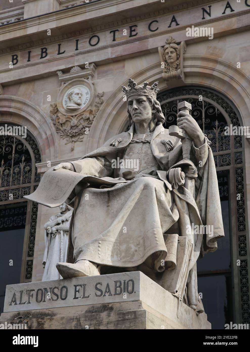 Alfonso X di Castiglia il saggio (1221-1284). Re di Castiglia, León e Galizia. Statua di J. Alcoverro. Biblioteca nazionale. Madrid. Spagna. Foto Stock