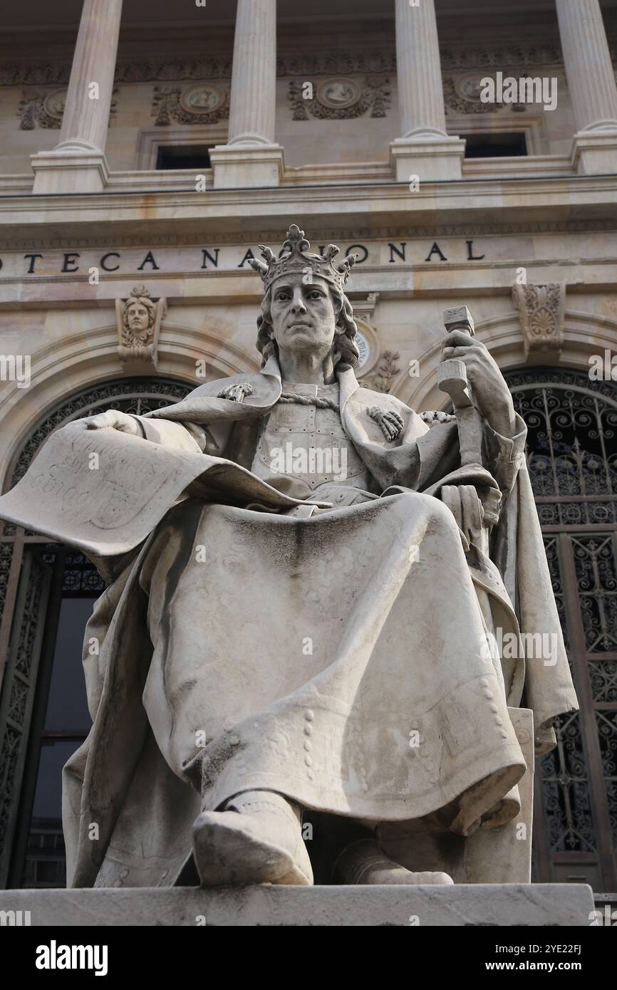 Alfonso X di Castiglia il saggio (1221-1284). Re di Castiglia, León e Galizia. Statua di J. Alcoverro. Biblioteca nazionale. Madrid. Spagna. Foto Stock