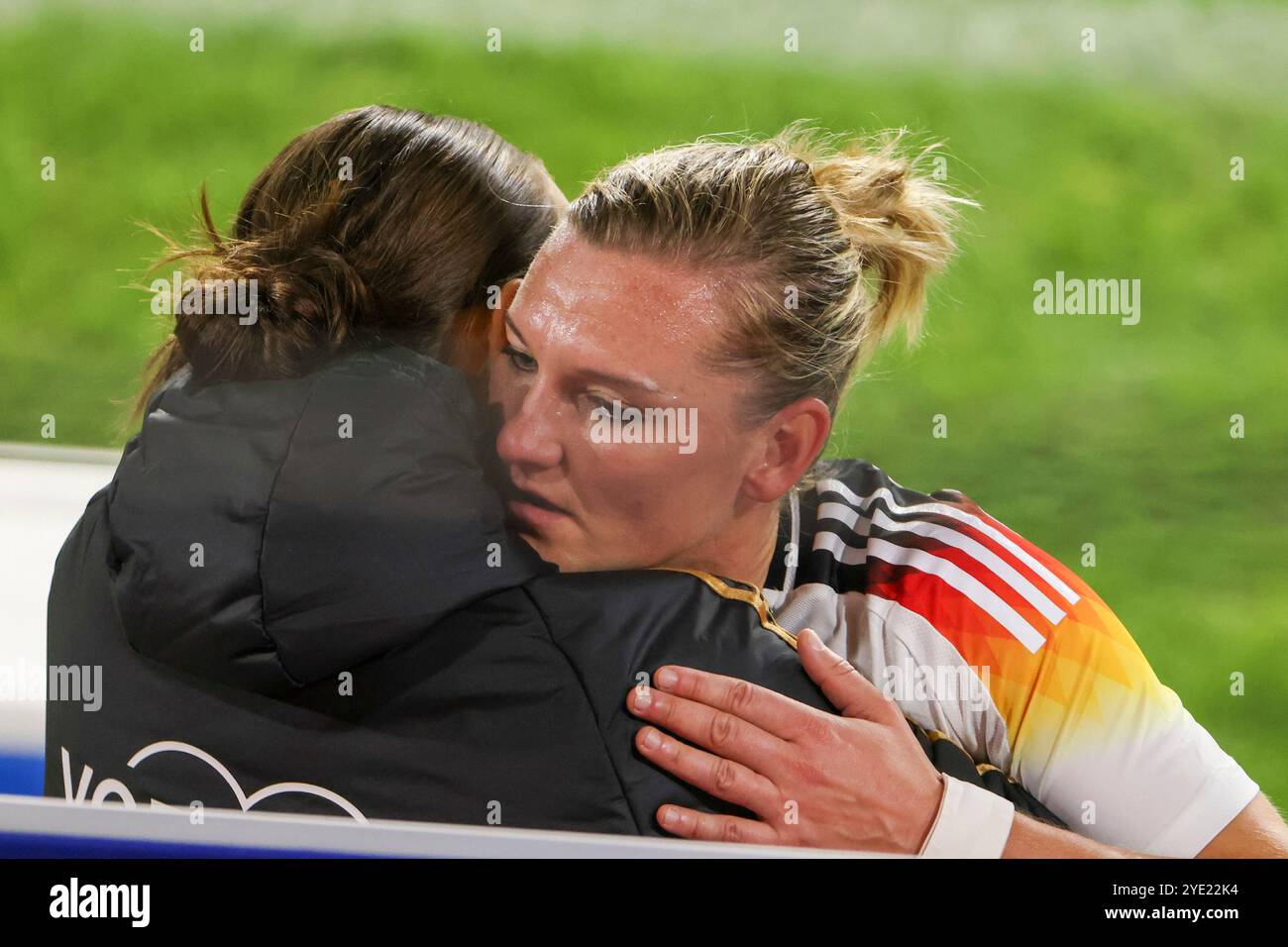 Duisburg, Germania. 28 ottobre 2024. Calcio, donne: Partite internazionali, Germania - Australia, Schauinsland-Reisen-Arena, Alexandra Popp (Germania) ringrazia i suoi compagni di squadra e la squadra di allenatori con lacrime agli occhi. Crediti: Christoph Reichwein/dpa/Alamy Live News Foto Stock