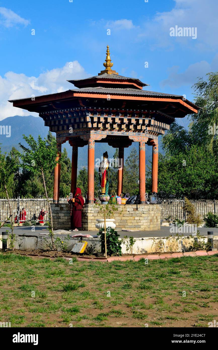 Vista parziale del National Memorial Chorten, costruito nel 1974 in onore del terzo re del Bhutan, Jigme Dorji Wangchuck, Thimphu, Bhutan Foto Stock