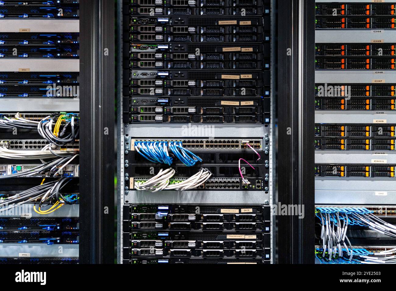 Illustrazione di file e colonne di data center con dischi rigidi e cavi durante la sua visita al sito del data center aziendale di Scaleway. Allo scopo di discutere le questioni di implementazione del data center e le condizioni per rendere più ecologiche queste infrastrutture, in particolare per quanto riguarda il consumo energetico. In effetti, Scaleway dispone di data center che utilizzano il 100% di energia rinnovabile. Il più recente data center DC5 utilizza un sistema di raffreddamento adiabatico basato sull'evaporazione dell'acqua e che evita la necessità di aria condizionata. 28 ottobre 2024, a Saint-Ouen-l'Aumone (Val-d'oise) vicino a Parigi. Foto di Alexis Jumeau/ABACA Foto Stock