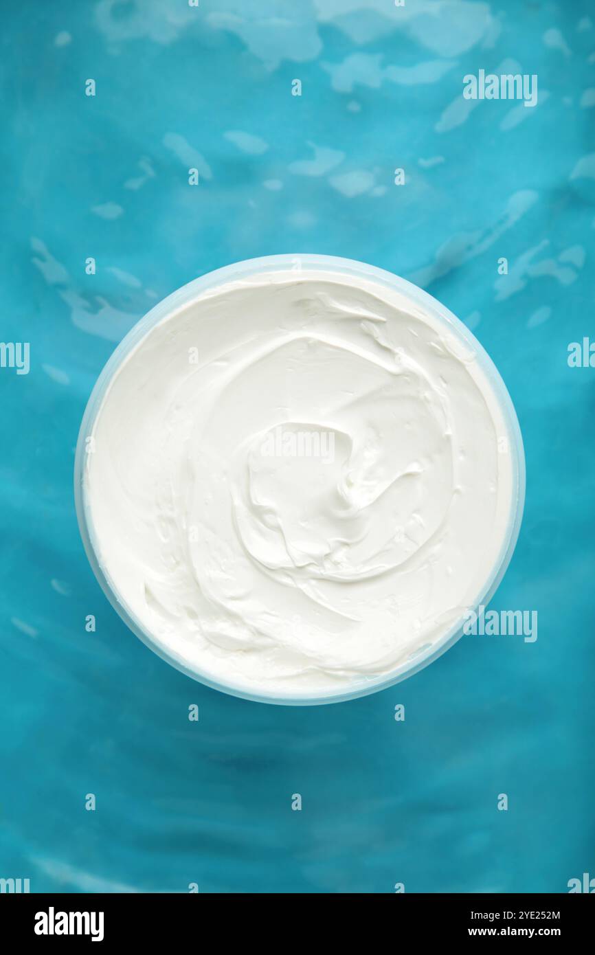 Vaso cosmetico di bellezza in acqua, concetto di idratazione della pelle. Foto verticale Foto Stock