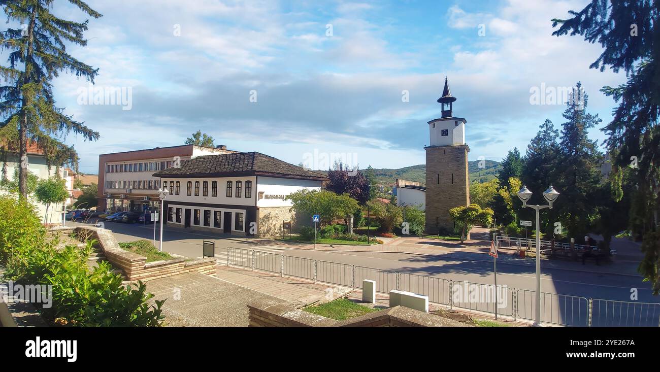 Dryanovo, Bulgaria. Panorama della Torre dell'Orologio e della Casa Ikonomova Foto Stock