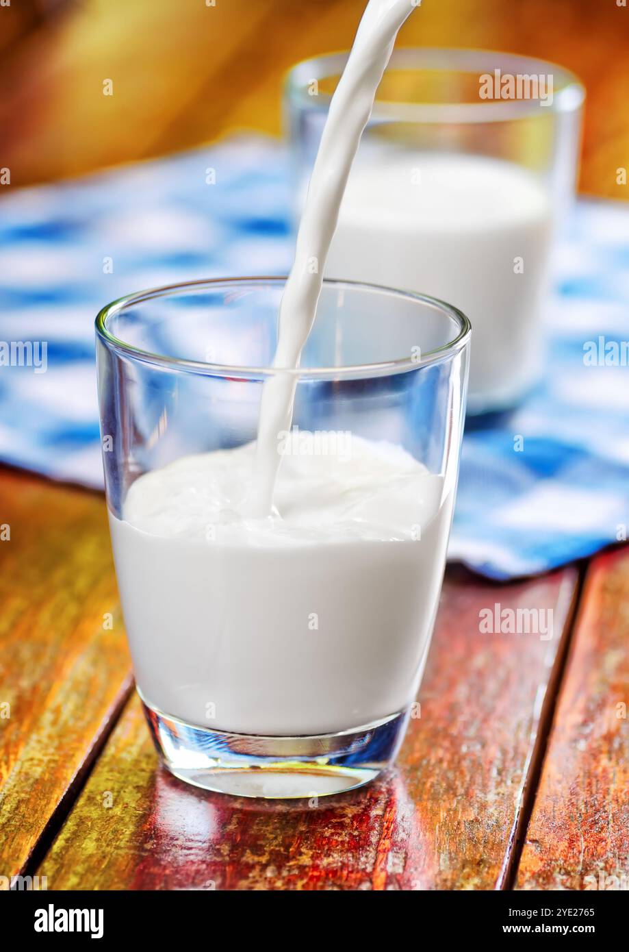 Un bicchiere di latte vaccino sul tavolo. Foto Stock