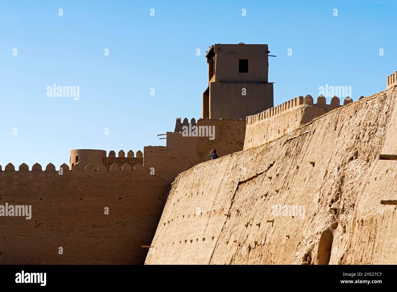 La torre di Ak Sheikh Bobo è il punto più alto della cittadella di Konya Ark nell'Itchan Kala, la storica città vecchia di Khiva. Khiva, è una città e un distretto Foto Stock