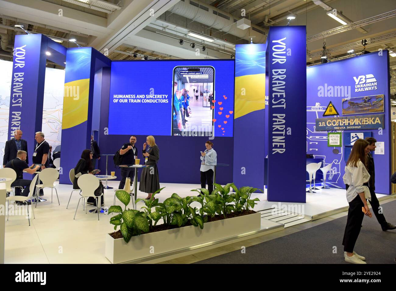 Le Ferrovie ucraine sono presenti alla fiera mondiale dei trasporti pubblici Innotrans, Berlino, settembre 2024 Foto Stock