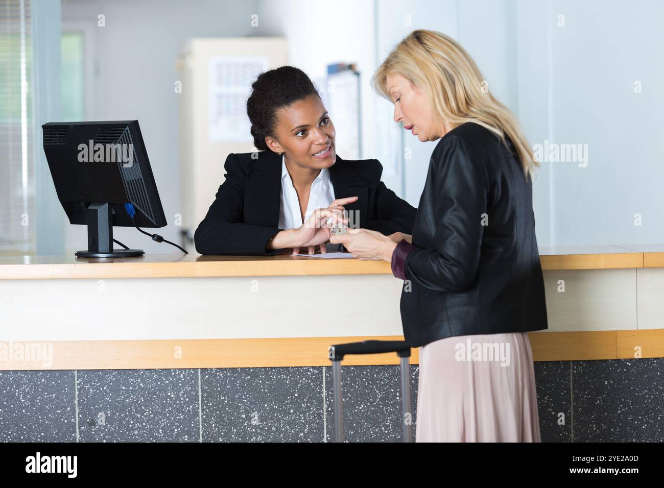 Bella ragazza alla reception di un hotel il check in Foto Stock