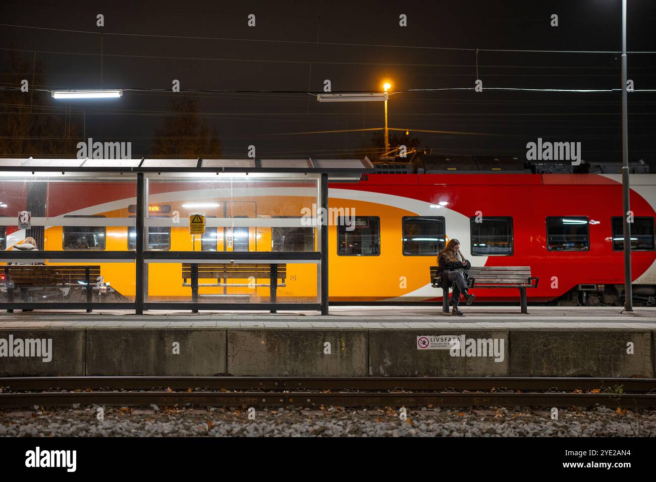 Treno pendolare presso la stazione ferroviaria di Norrköping C in tarda serata di sabato nel mese di ottobre 2024 a Norrköping, Svezia. Foto Stock