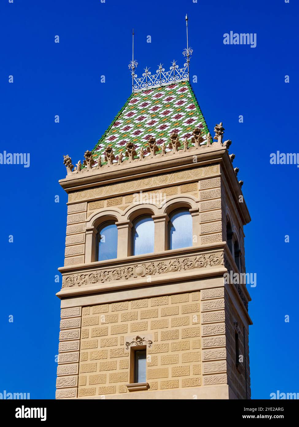 Edificio vicino all'ingresso di Park Guell, Barcellona, Catalogna, Spagna Foto Stock