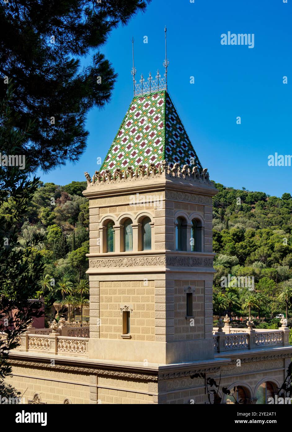 Edificio vicino all'ingresso di Park Guell, Barcellona, Catalogna, Spagna Foto Stock