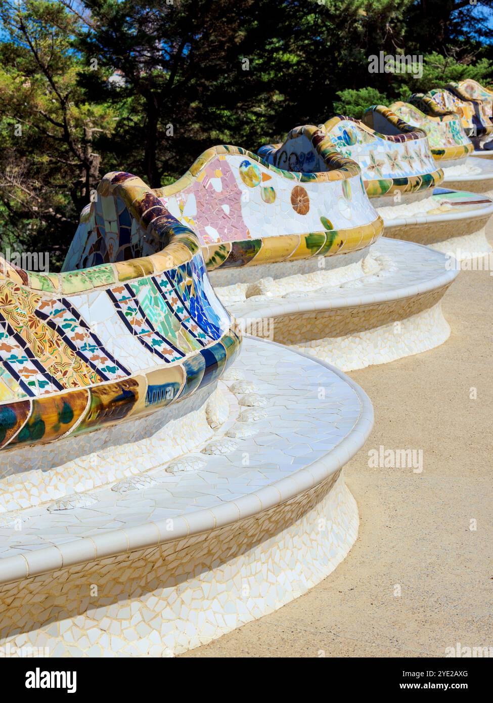 Panca a serpentina a mosaico sulla terrazza principale, Park Guell, Barcellona, Catalogna, Spagna Foto Stock