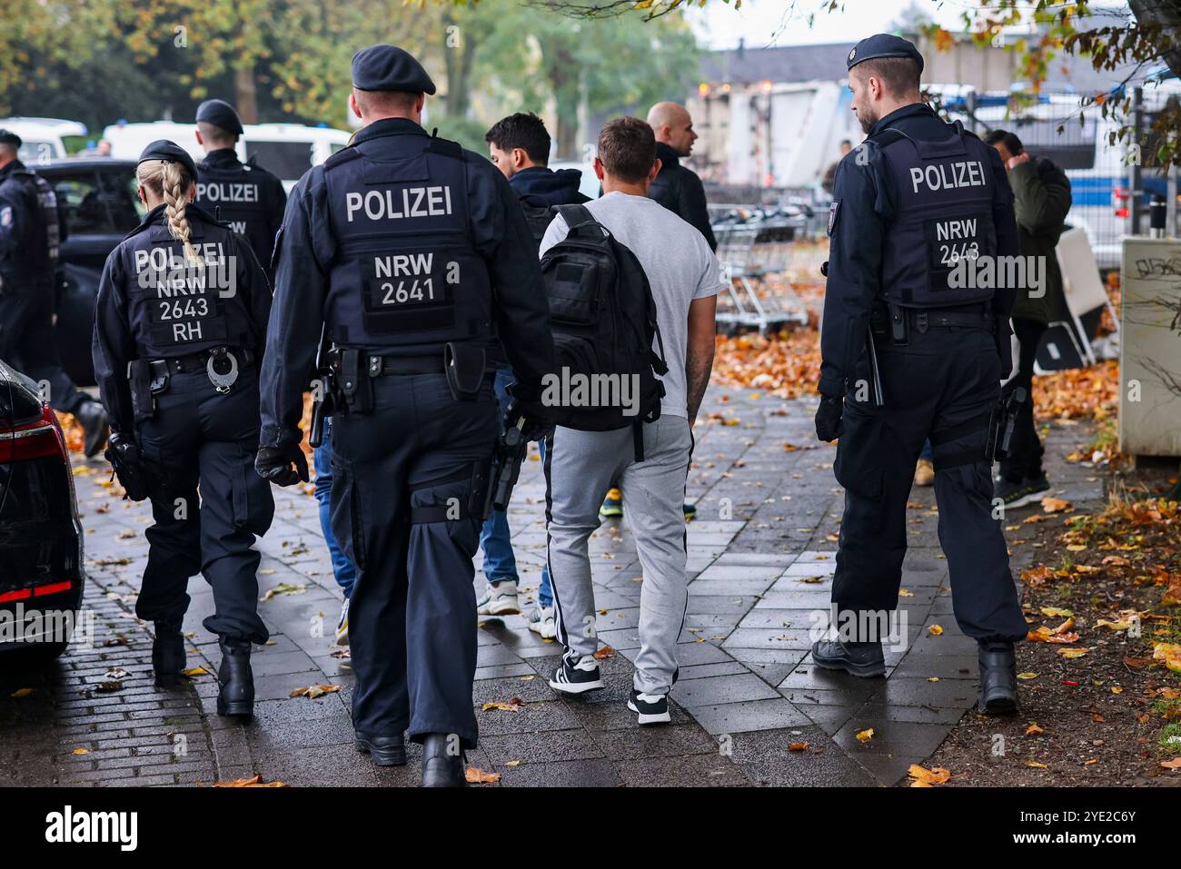 Duisburg, Germania. 29 ottobre 2024. Durante un controllo di registrazione da parte di varie autorità presso l'edificio "Weißer Riese" nel quartiere di Homberg, gli agenti di polizia portano un uomo per un'ispezione. Ci sono diversi alti edifici nel quartiere che sono stati costruiti negli anni '1970 Questi "Giganti bianchi" erano inizialmente molto richiesti appartamenti per la classe operaia di Duisburg, ma nel corso degli anni gli edifici caddero in rovina. Crediti: Christoph Reichwein/dpa/Alamy Live News Foto Stock