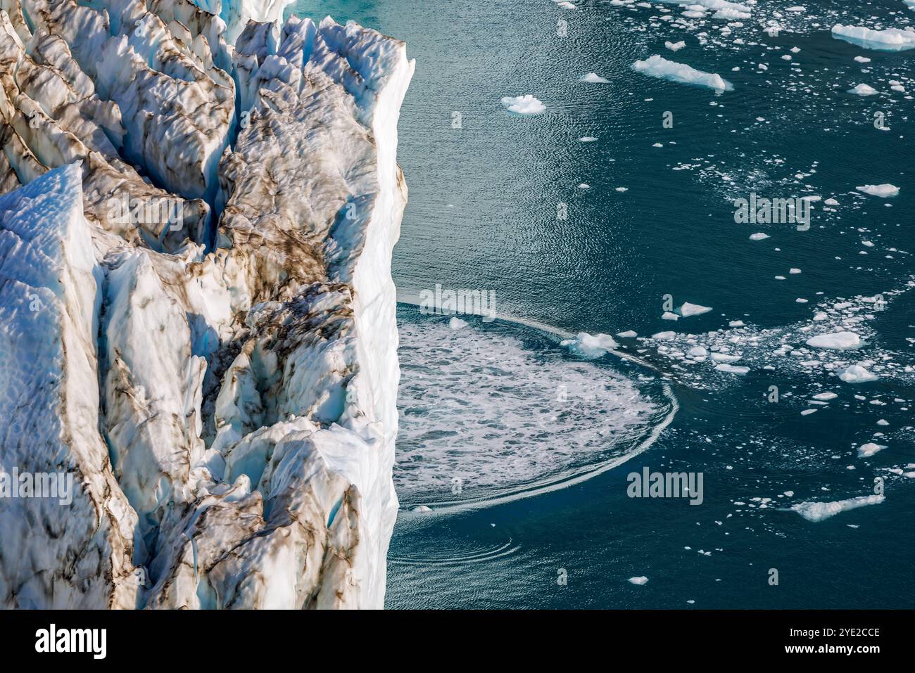 Distacco al capolinea anteriore del ghiacciaio Hisinger, del fiordo Dickson, del Parco nazionale della Groenlandia nord-orientale. Man mano che il ghiacciaio avanza, grandi blocchi di ghiaccio Foto Stock