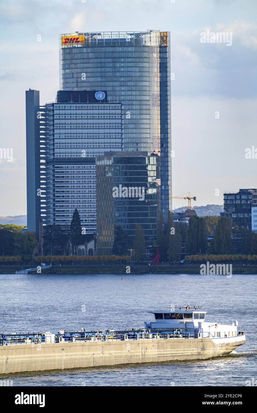 Skyline di Bonn sul Reno, di fronte al segretariato UNFCCC della Convenzione quadro sui cambiamenti climatici, al centro dell'alto edificio del Foto Stock