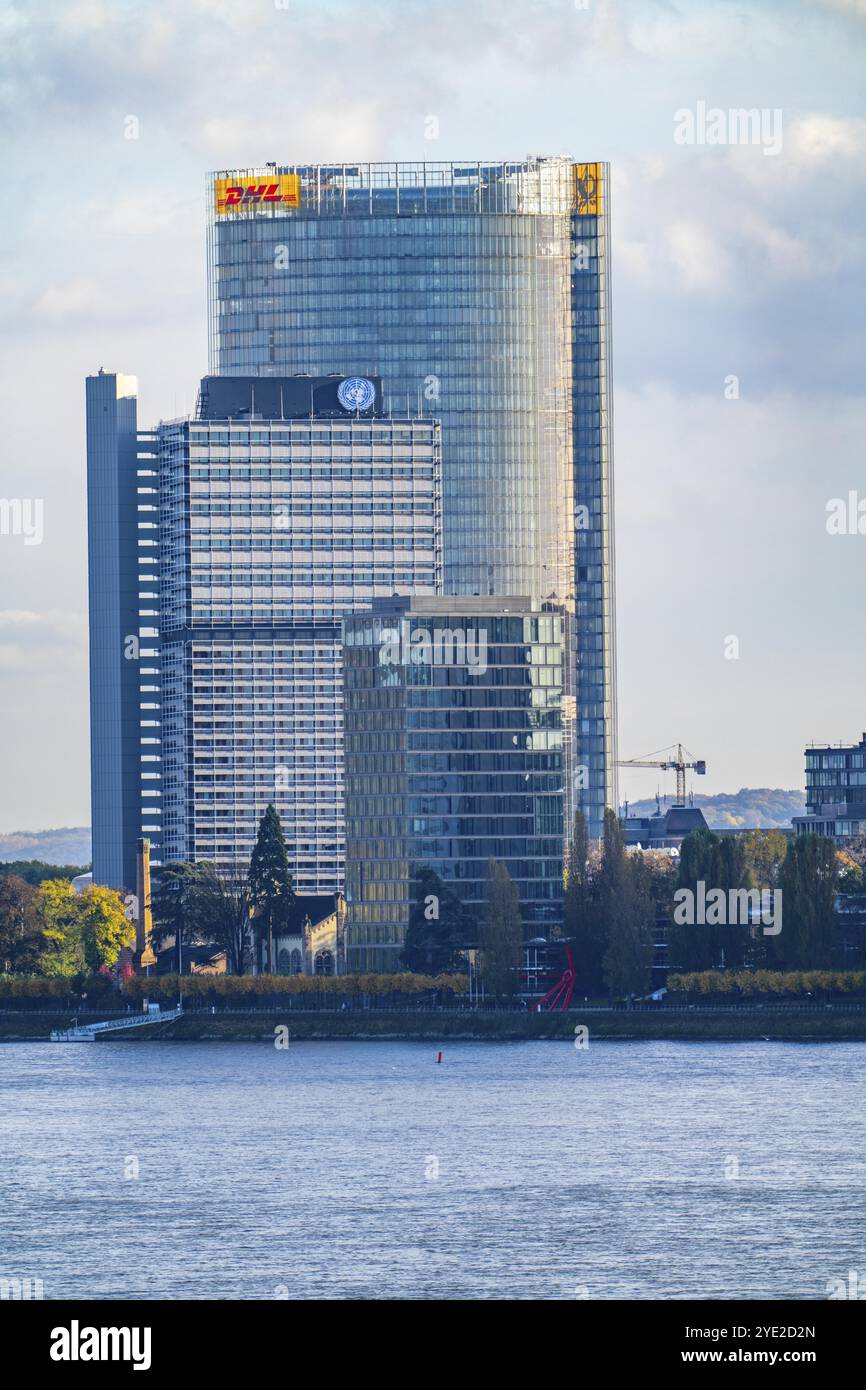 Skyline di Bonn sul Reno, di fronte al segretariato UNFCCC della Convenzione quadro sui cambiamenti climatici, al centro dell'alto edificio del Foto Stock