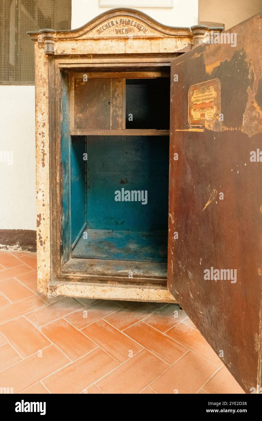 Un Becher Hildesheim Wien pre-coloniale al sicuro presso la chiesa cattolica dello Spirito Santo a Bagamoyo, Tanzania. Foto Stock