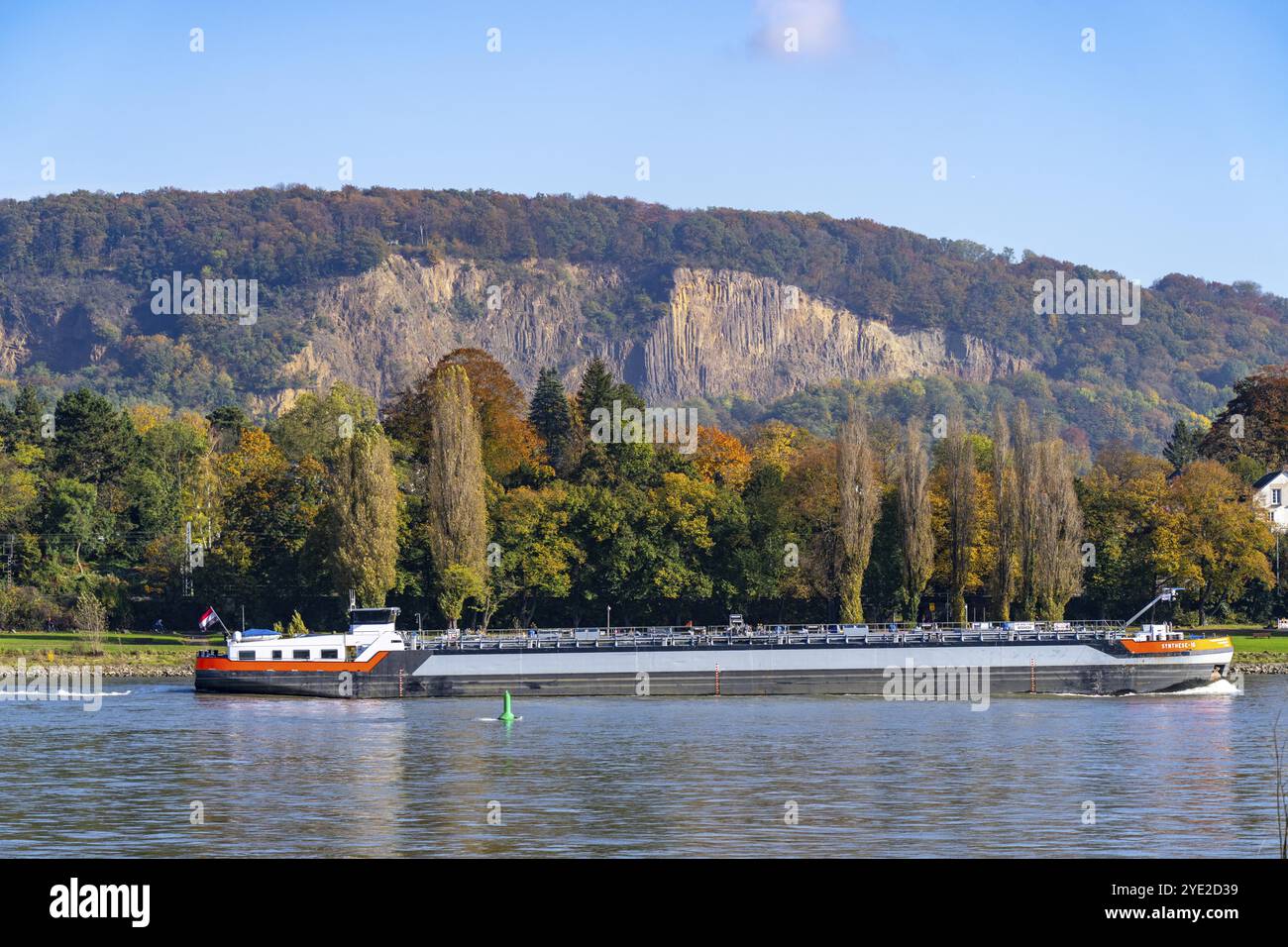 Nave da carico sul Reno vicino a Bonn, dietro la cava di Stingenberg, sito della popolazione dell'età della pietra di Oberkassl, Renania settentrionale-Vestfalia, Germania, Europa Foto Stock