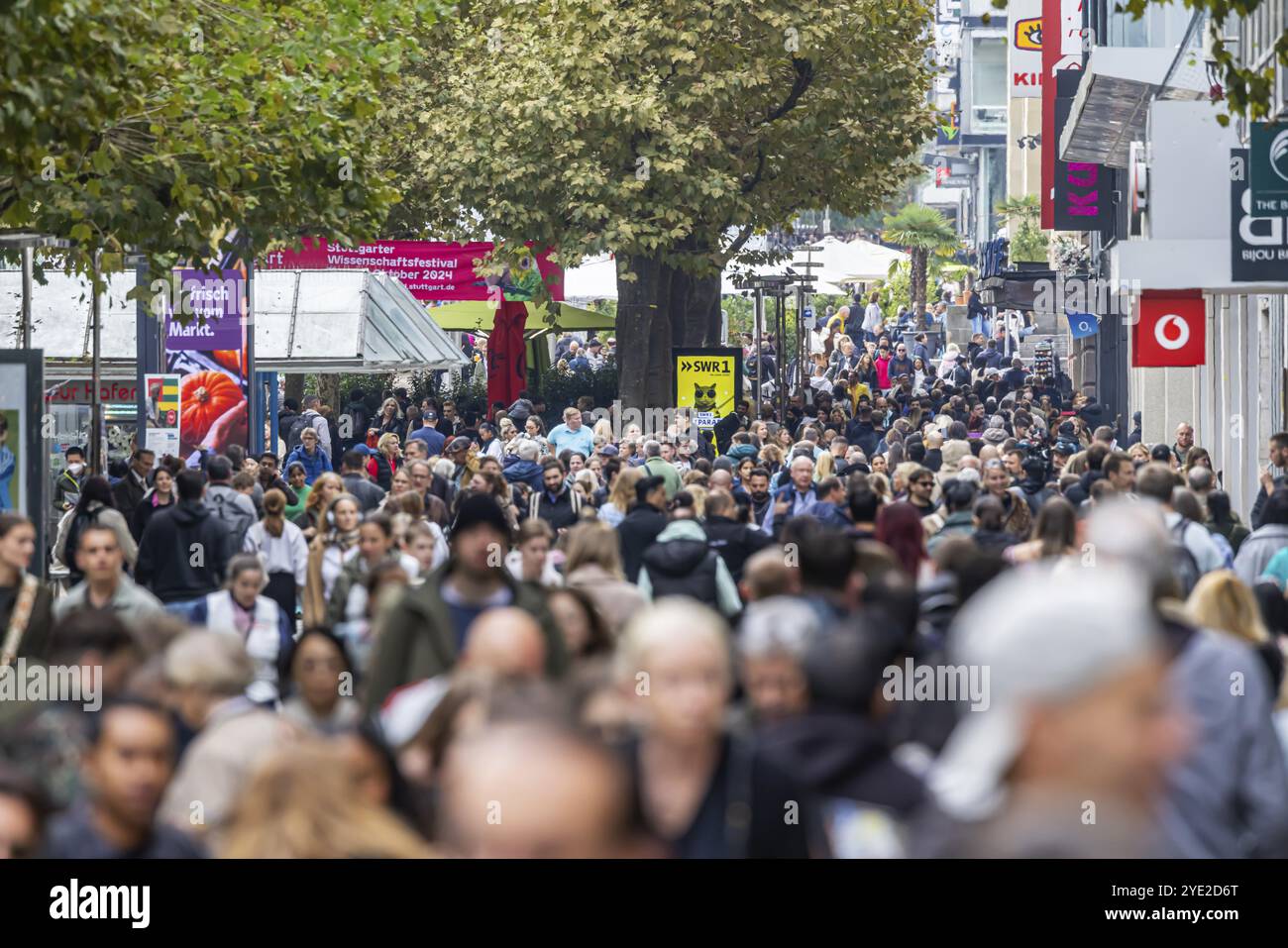 Folla lungo il tragitto nella zona pedonale Koenigstrasse, via dello shopping a Stoccarda, Baden-Wuerttemberg, Germania, Europa Foto Stock