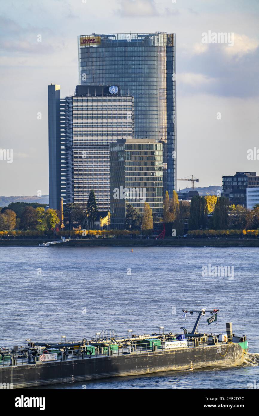 Skyline di Bonn sul Reno, di fronte al segretariato UNFCCC della Convenzione quadro sui cambiamenti climatici, al centro dell'alto edificio del Foto Stock