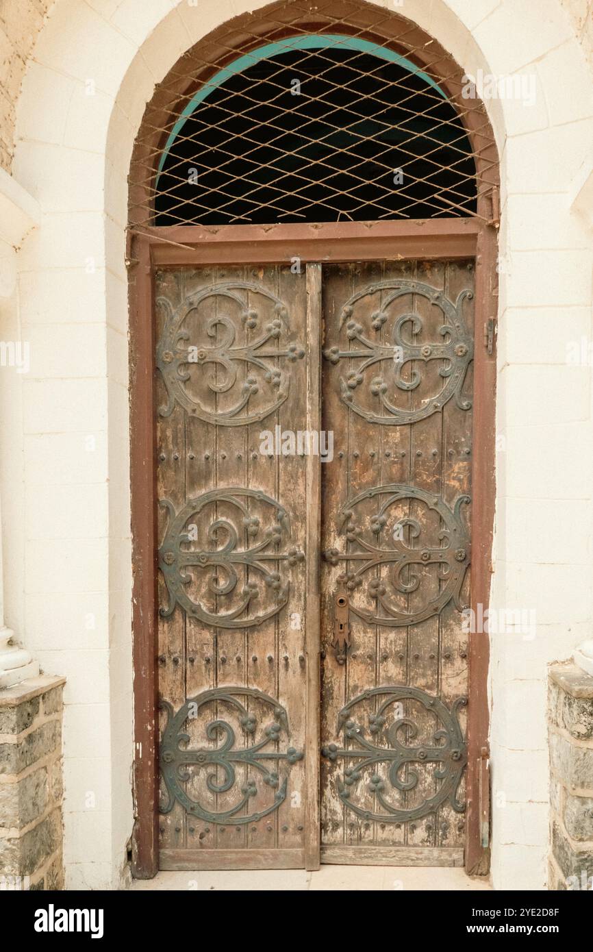 Vista panoramica della porta Swahili o della porta di Zanzibar all'ingresso della chiesa cattolica dello Spirito Santo a Bagamoyo, Tanzania. Foto Stock