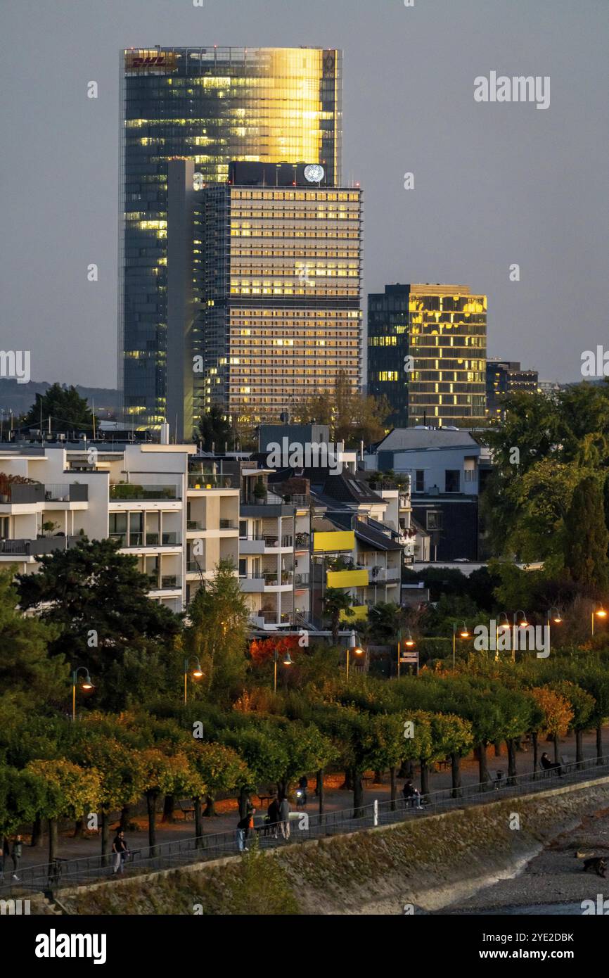 Skyline di Bonn sul Reno, di fronte al segretariato UNFCCC della Convenzione quadro sui cambiamenti climatici, al centro dell'alto edificio del Foto Stock