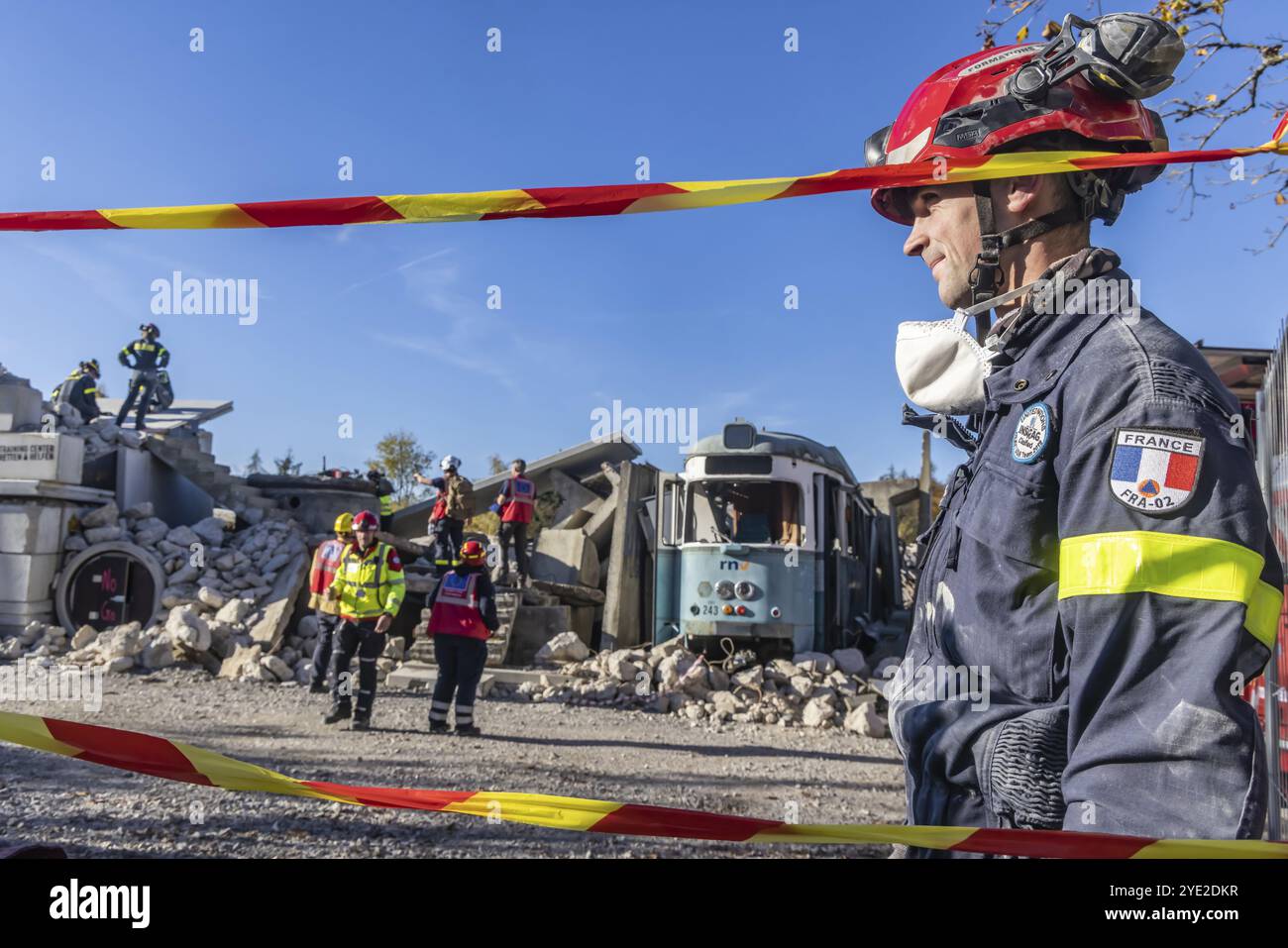 Portata internazionale del controllo delle catastrofi con più di 1000 soccorritori. Stanno provando un'emergenza dopo un fittizio terremoto sulla Foto Stock
