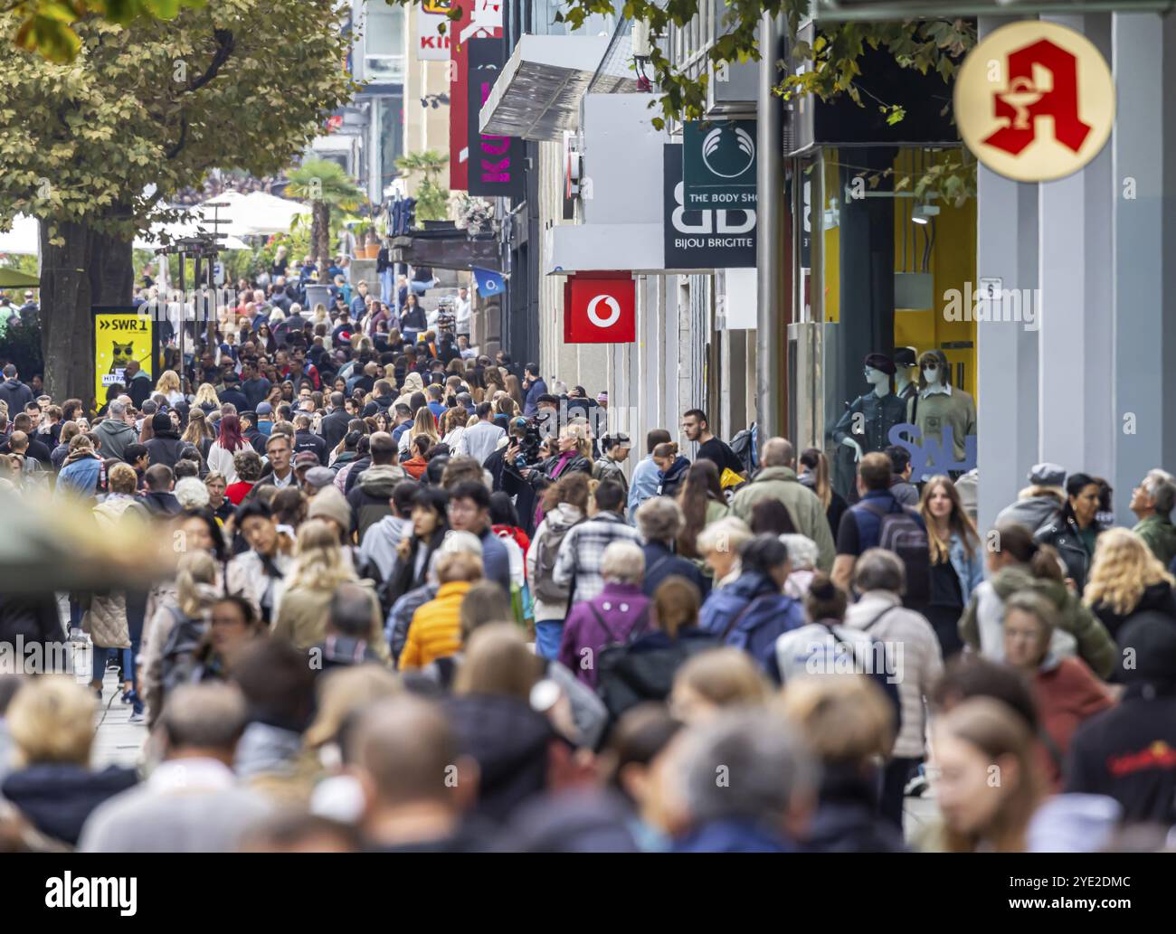 Folla lungo il tragitto nella zona pedonale Koenigstrasse, via dello shopping a Stoccarda, Baden-Wuerttemberg, Germania, Europa Foto Stock