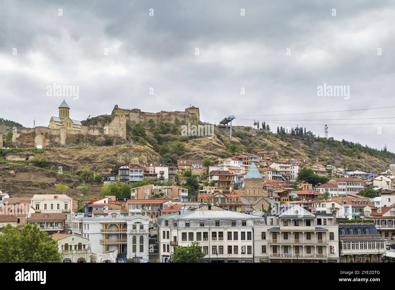 Vista della fortezza di Narikala e della città vecchia di Tbilisi, Georgia, Asia Foto Stock
