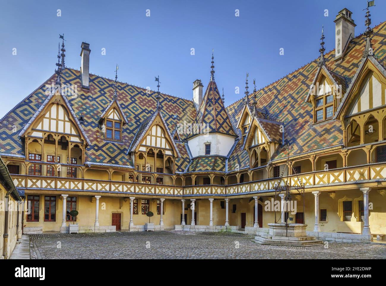L'Hospices de Beaune o Hotel-Dieu de Beaune è un ex almshouse di beneficenza situato a Beaune, in Francia. Cortile, facciata interna con tetto policromo Foto Stock L'Hospices de Beaune o Hotel-Dieu de Beaune è un ex almshouse di beneficenza situato a Beaune, in Francia. Cortile, facciata interna con tetto policromo Foto Stock