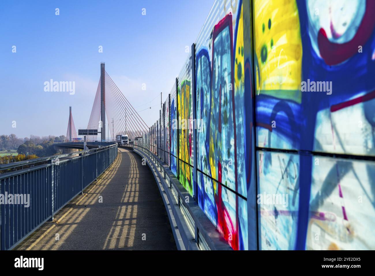 Friedrich Ebert Bridge sul Reno vicino a Bonn, noto anche come North Bridge, ponte autostradale sulla A565, ponte strallato, barriera antirumore, Nort Foto Stock