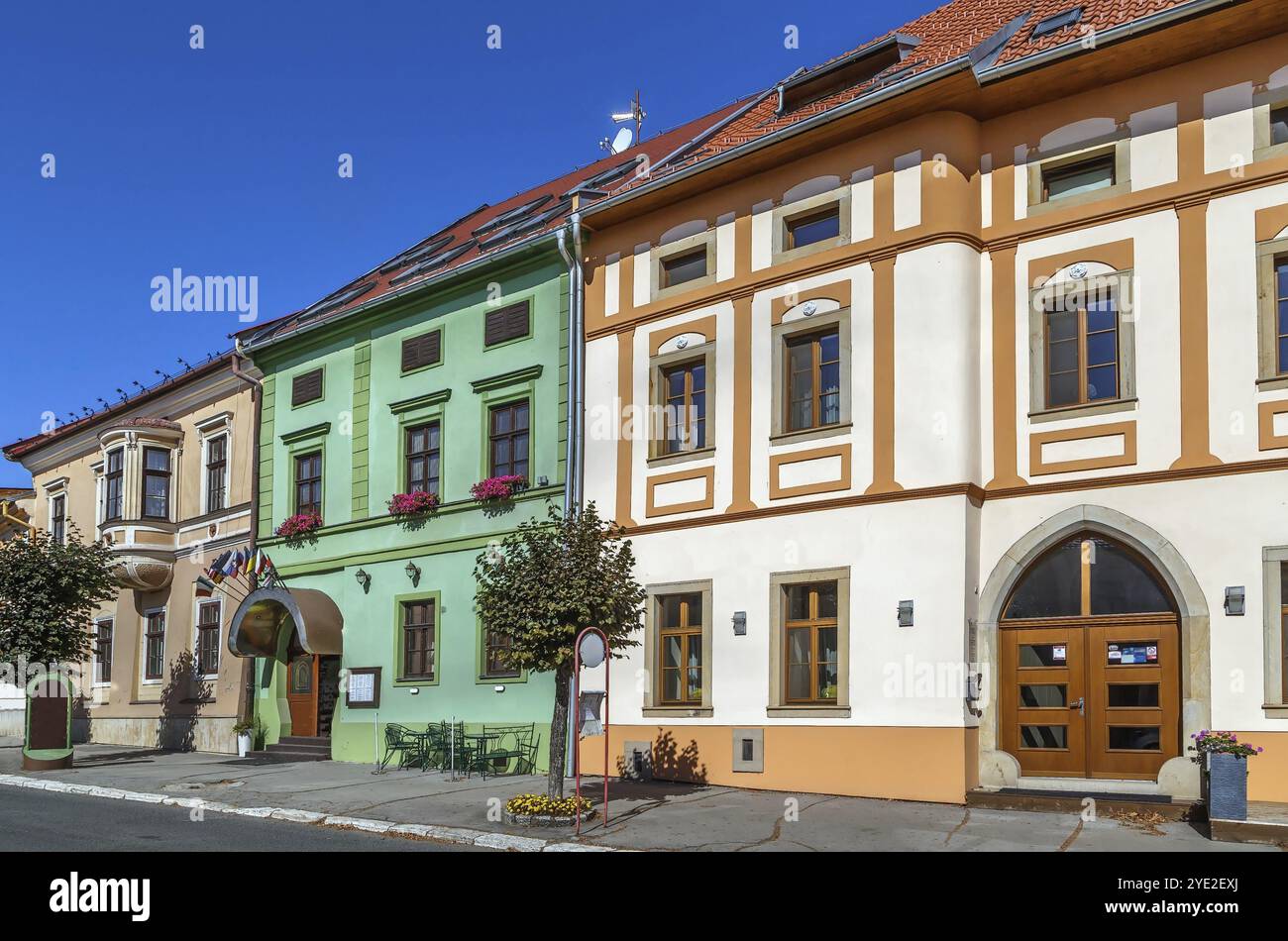 Strada con case storiche nel centro di Levoca, Slovacchia, Europa Foto Stock