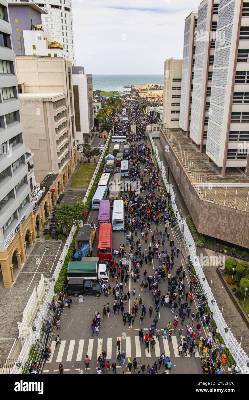 COLOMBO, SRI LANKA: 9 luglio 2022: Vista sud di via Janadhipathi Mawatha dalla cima della Torre dell'orologio del faro. I manifestanti si riuniscono presso il vecchio forte Foto Stock COLOMBO, SRI LANKA: 9 luglio 2022: Vista sud di via Janadhipathi Mawatha dalla cima della Torre dell'orologio del faro. I manifestanti si riuniscono presso il vecchio forte Foto Stock