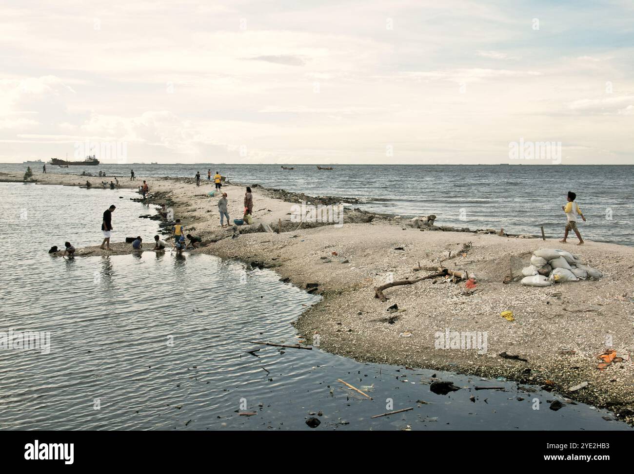 Persone che svolgono attività ricreative su una spiaggia artificiale. Foto Stock