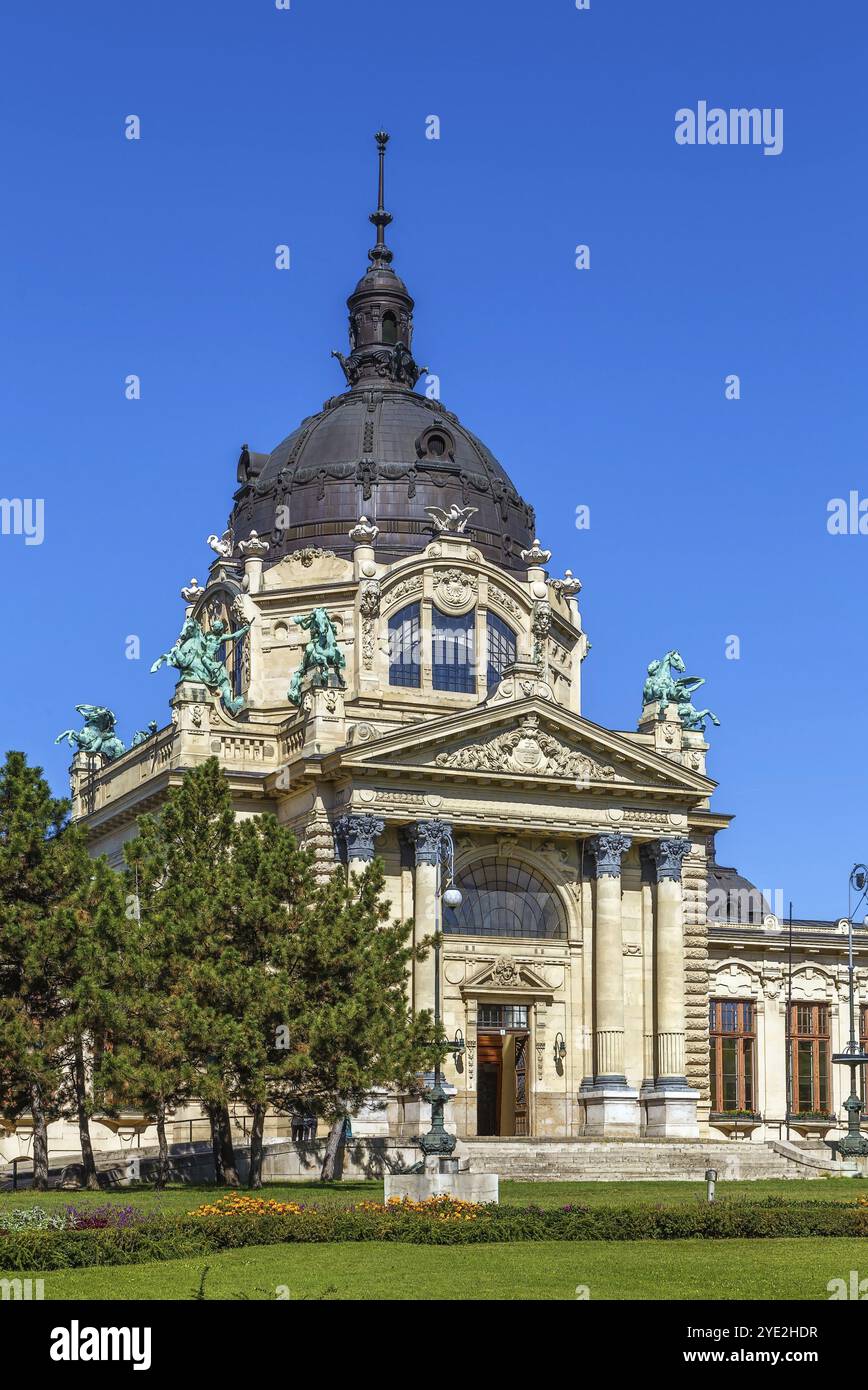 Il bagno termale Szechenyi di Budapest è il più grande bagno medicinale in Europa, Ungheria, Europa Foto Stock