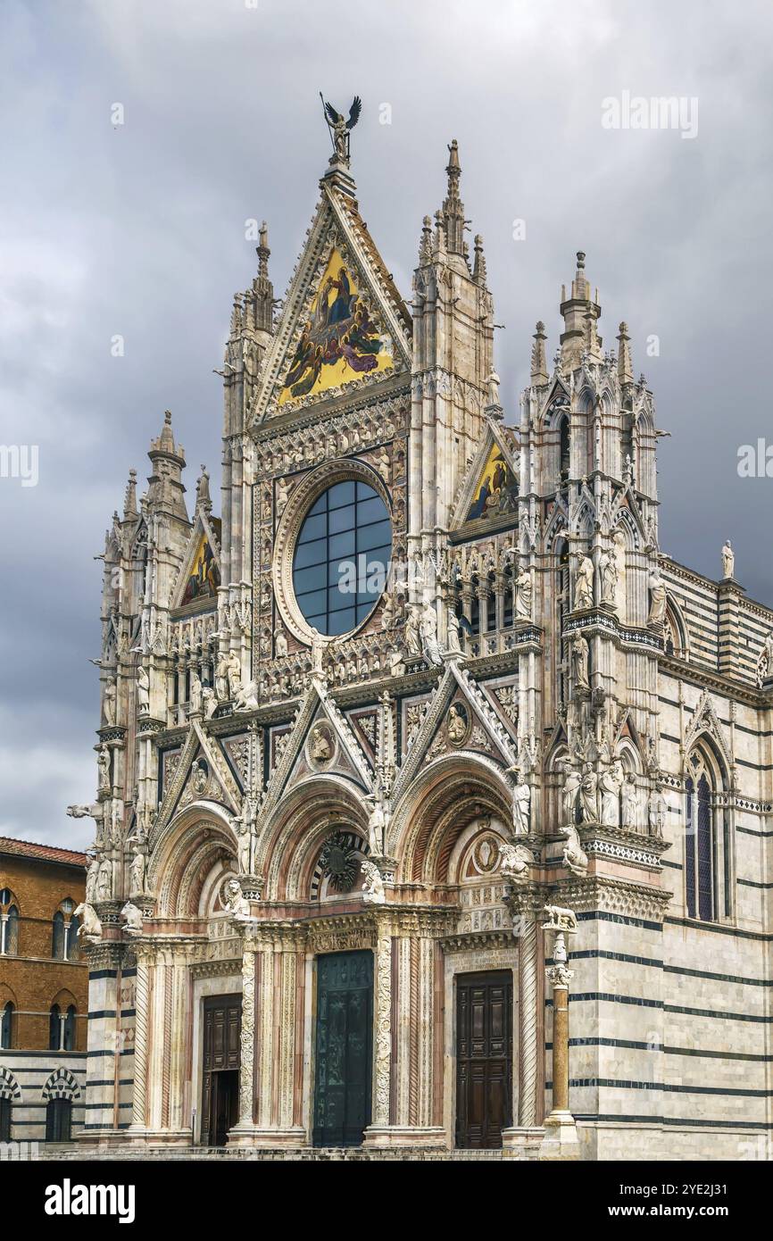 La facciata principale del Duomo di Siena è una chiesa medievale di Siena. La cattedrale stessa era stata originariamente progettata e completata Foto Stock