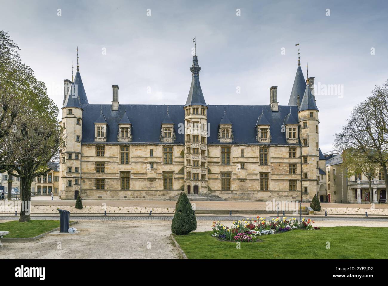 Il Palazzo Ducale di Nevers è un castello residenza dei secoli XV e XVI dei conti e duchi di Nevers, Francia, Europa Foto Stock