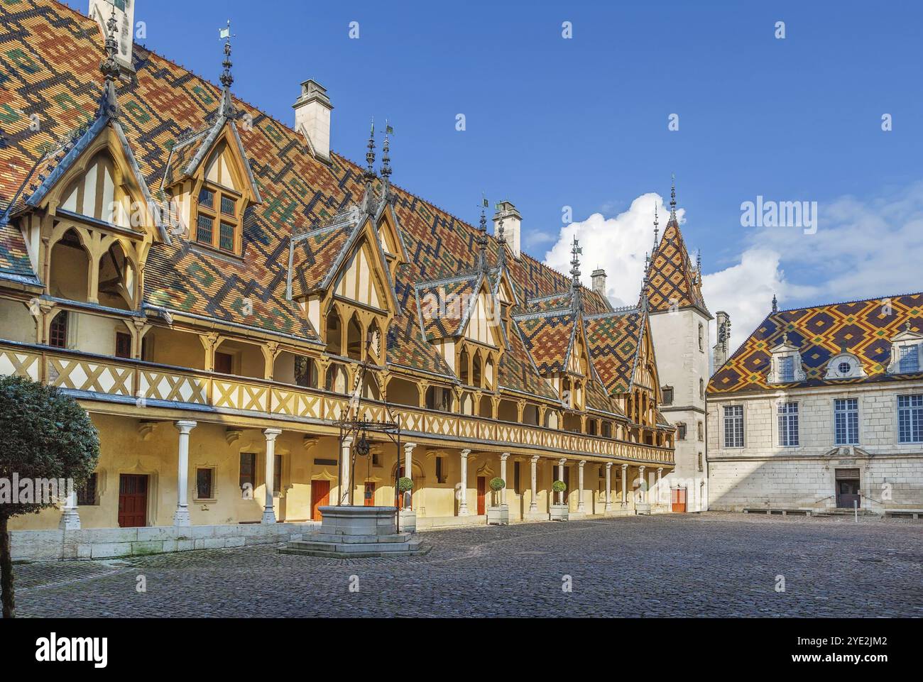 L'Hospices de Beaune o Hotel-Dieu de Beaune è un ex almshouse di beneficenza situato a Beaune, in Francia. Cortile, facciata interna con tetto policromo Foto Stock L'Hospices de Beaune o Hotel-Dieu de Beaune è un ex almshouse di beneficenza situato a Beaune, in Francia. Cortile, facciata interna con tetto policromo Foto Stock