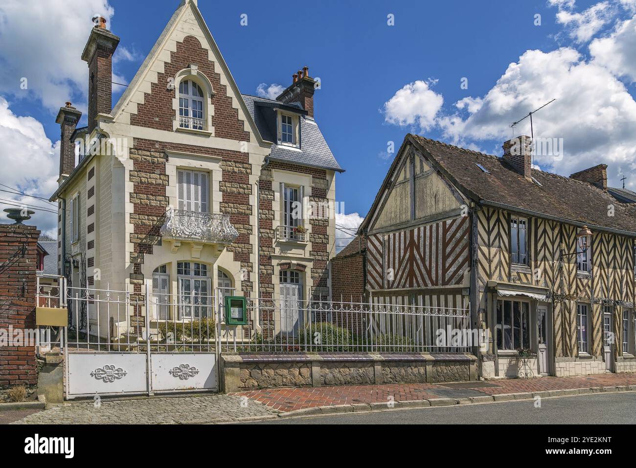 Strada con case storiche a Beuvron-en-Auge, Francia, Europa Foto Stock