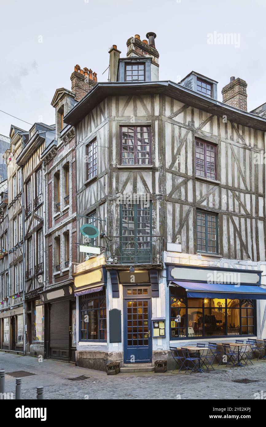 Strada nel centro storico di Rouen con case a graticcio, Francia, Europa Foto Stock