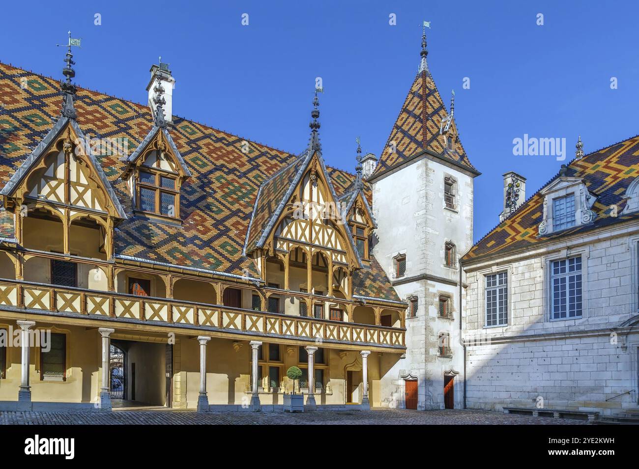 L'Hospices de Beaune o Hotel-Dieu de Beaune è un ex almshouse di beneficenza situato a Beaune, in Francia. Cortile, facciata interna con tetto policromo Foto Stock L'Hospices de Beaune o Hotel-Dieu de Beaune è un ex almshouse di beneficenza situato a Beaune, in Francia. Cortile, facciata interna con tetto policromo Foto Stock